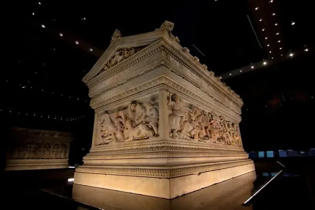 Sarcofagi di marmo esposti all'interno dei Musei Archeologici di Istanbul