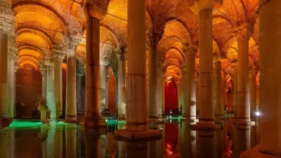 Reihen beleuchteter Säulen, gespiegelt im stillen Wasser der Basilika-Zisterne