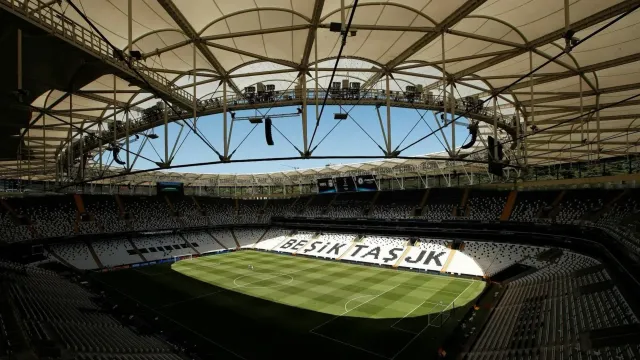 La tribuna dello stadio di calcio del Besiktas con il Bosforo visibile sullo sfondo
