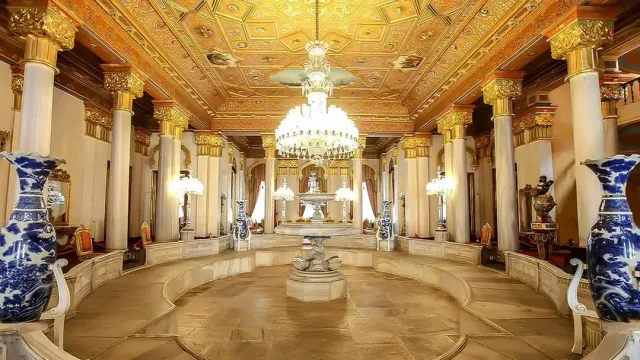 La facciata in marmo bianco del Palazzo Beylerbeyi sulla riva asiatica del Bosforo