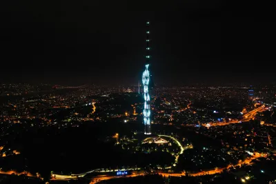 برج تشامليجا يرتفع فوق تلال الجانب الآسيوي من إسطنبول عند الغروب