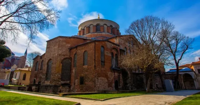 Mosaici bizantini dorati che ricoprono il soffitto a cupola del Museo di Chora