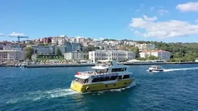 Il lungomare e gli edifici moderni di Galataport Istanbul al crepuscolo
