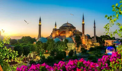 Goldenes Licht erfüllt die riesige Zentralkuppel der Hagia Sophia