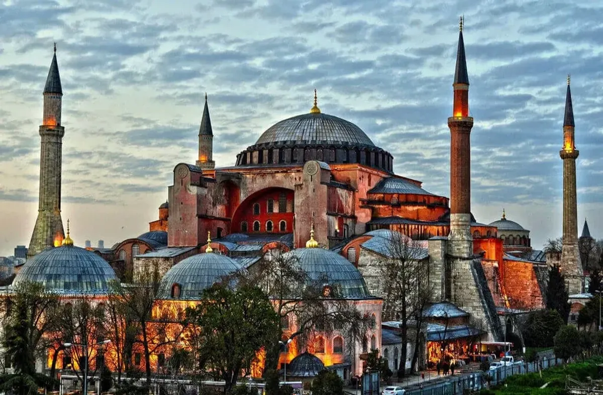 Un guide menant un petit groupe de marcheurs devant l'obélisque de l'Hippodrome à Sultanahmet