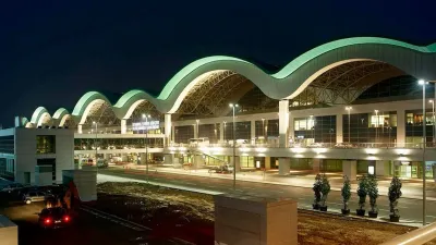 El exterior de la terminal del Aeropuerto Internacional Sabiha Gökçen