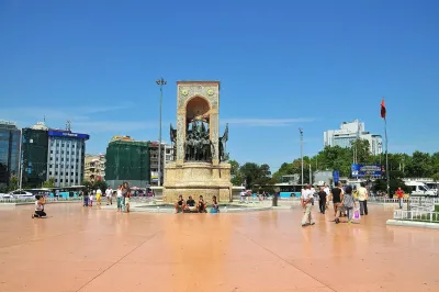 Le Monument de la République sur la place Taksim, avec l'avenue Istiklal s'étirant au loin