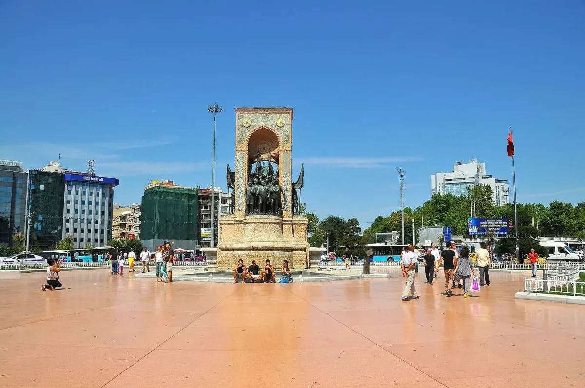 Il Monumento della Repubblica in Piazza Taksim con Istiklal Street che si estende in lontananza