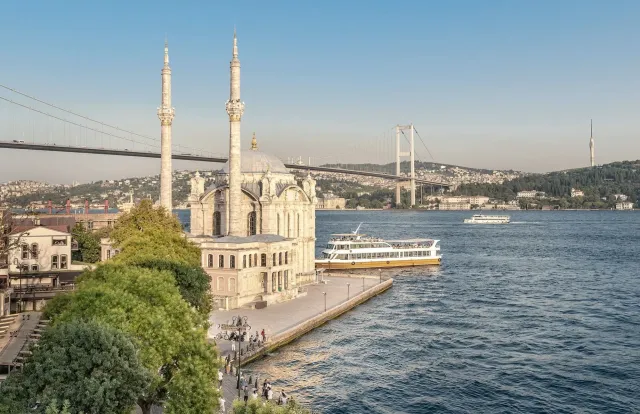 Traghetti che attraversano lo stretto del Bosforo con lo skyline di Istanbul sullo sfondo