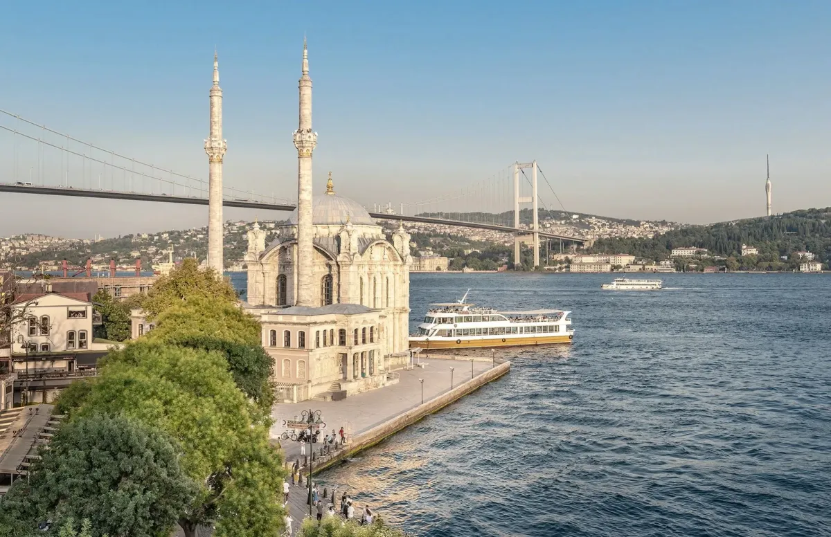 Des ferries traversant le détroit du Bosphore avec la ligne d'horizon d'Istanbul en arrière-plan