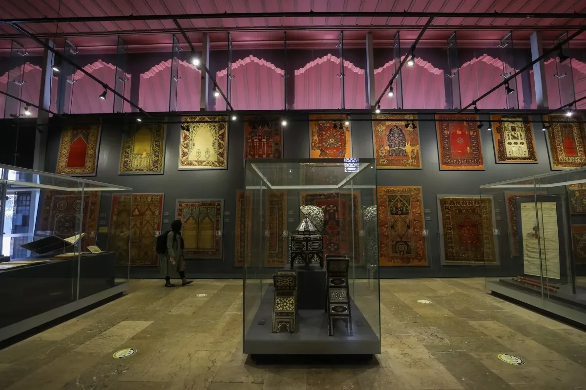 Antiguas alfombras otomanas expuestas en las paredes del Museo de Arte Turco e Islámico